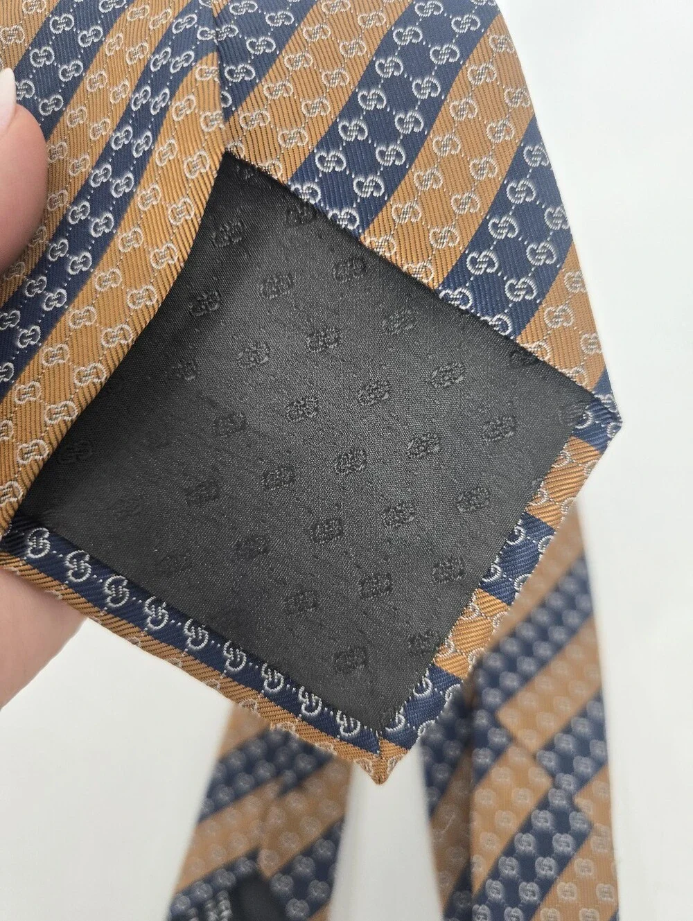 Gucci Men's Tan Blue Logo Horizontal Stripe Silk Tie